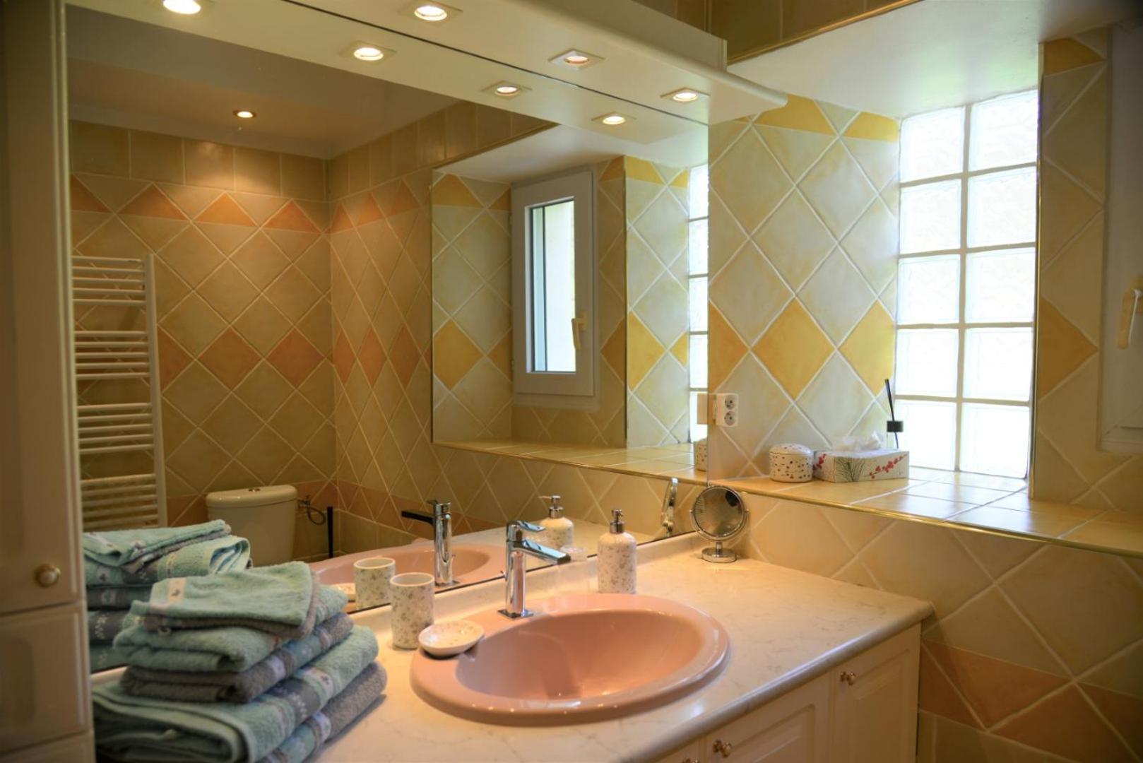 Au Grand Bonheur Bed & Breakfast Besseges Luaran gambar